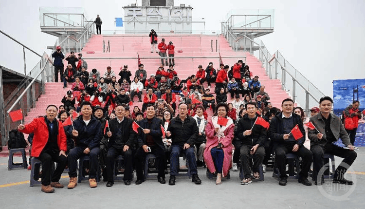 传递渝中魅力<strong></p>
<p>摄影</strong>！渝中区摄协授牌重庆世贸天台131摄影创作基地