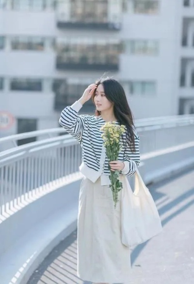 拍照好看的姿势女生 拍照好看的姿势女生