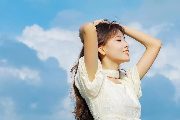拍照好看的姿势女生 拍照好看的姿势女生