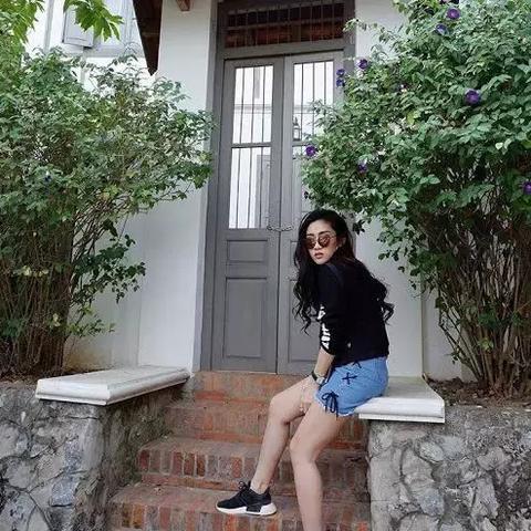 拍照姿势酷酷女