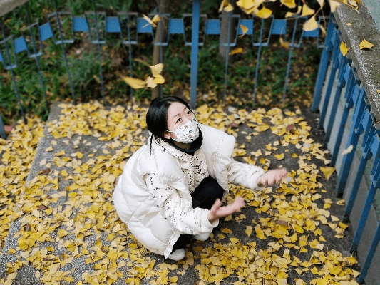 银杏叶拍照姿势大全图片