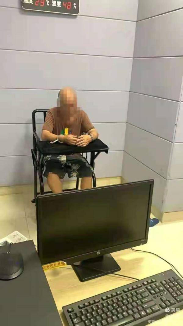 楼道拍照男生，捕捉光影的楼道艺术家