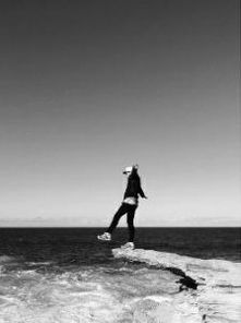 男生海边拍照姿势大全 男生海边拍照姿势大全