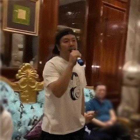 单手扶帽檐的拍照效果,酷帅风轻松拿捏 单手扶帽檐的拍照效果,酷帅风轻松拿捏