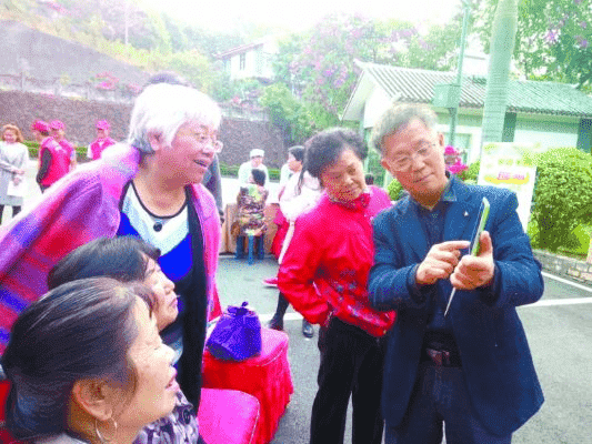 嘿，来成都树莓教育开启老年摄影奇妙之旅！