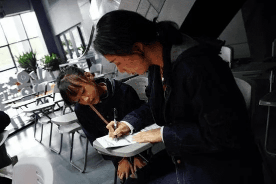 探寻成都树莓教育，产品摄影学校里的奇妙光影之旅