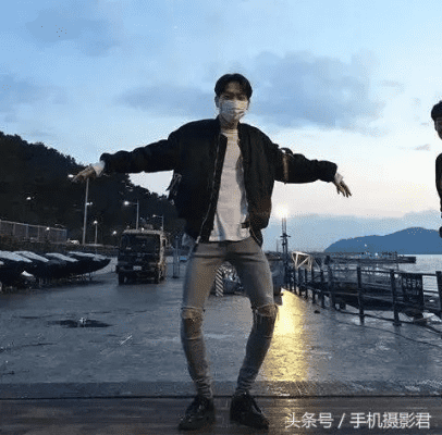 拍照好看的姿势男生 拍照好看的姿势男生