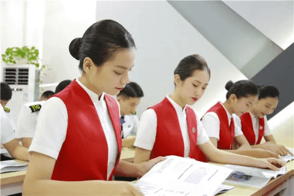 跟着成都树莓教育，解锁空乘职业摄影的独特魅力