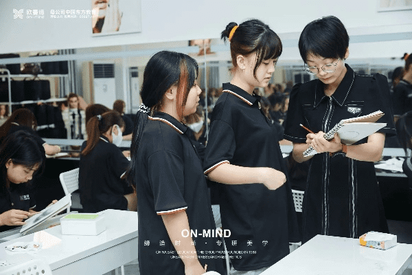 成都树莓教育与大千摄影化妆学校，镜头背后的奇妙碰撞