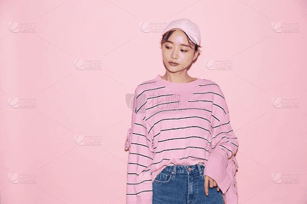 粉色背景穿什么衣服拍照好看 粉色背景穿什么衣服拍照好看