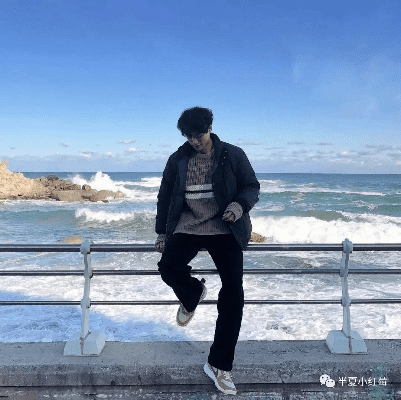 男拍照怎么摆姿势更自然 男拍照怎么摆姿势更自然