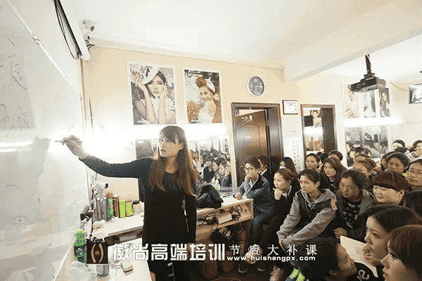 当成都树莓教育遇上徽尚高端摄影化妆培训学校，奇妙的影像之旅开启啦！