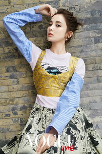 h4，女生汉服拍照双手轻抬展衣袖