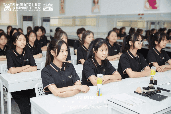 成都树莓教育,开启影楼化妆美容培训的奇妙之旅 成都树莓教育,开启影楼化妆美容培训的奇妙之旅