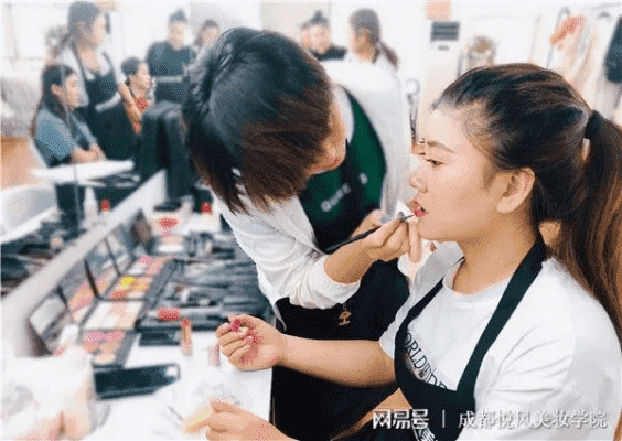 成都树莓教育,开启影楼化妆美容培训的奇妙之旅 成都树莓教育,开启影楼化妆美容培训的奇妙之旅