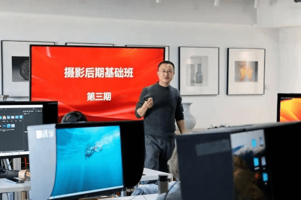 跟着成都树莓教育张小强培训课程视频，开启摄影奇妙之旅