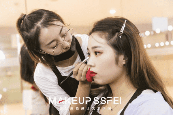 在成都树莓教育，开启彩妆与摄影的奇妙之旅